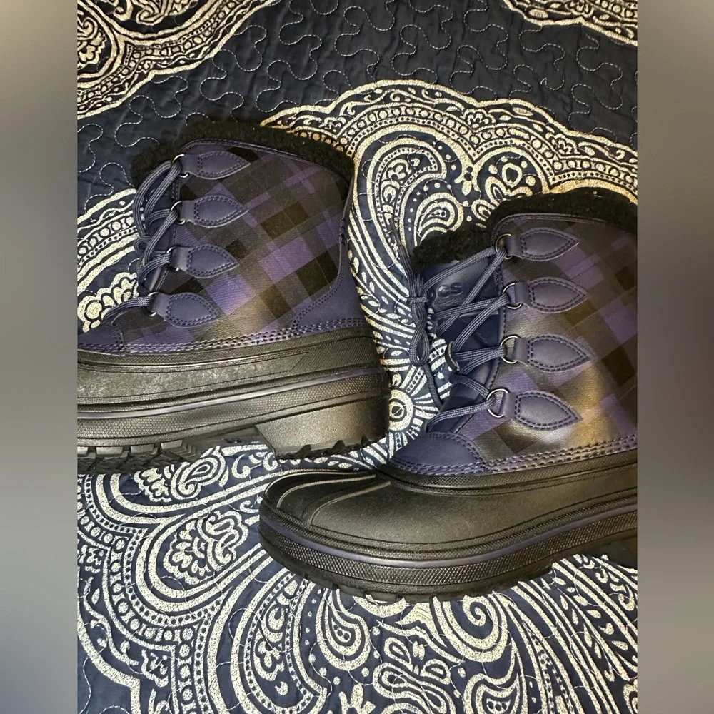 Crocs waterproof black and purple boots. Size 8 - Picture 3 of 10